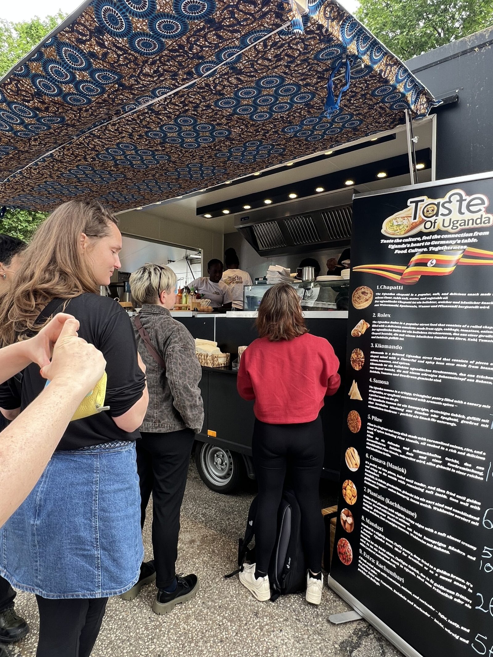 Kunden warten am Taste of Uganda Foodtruck
